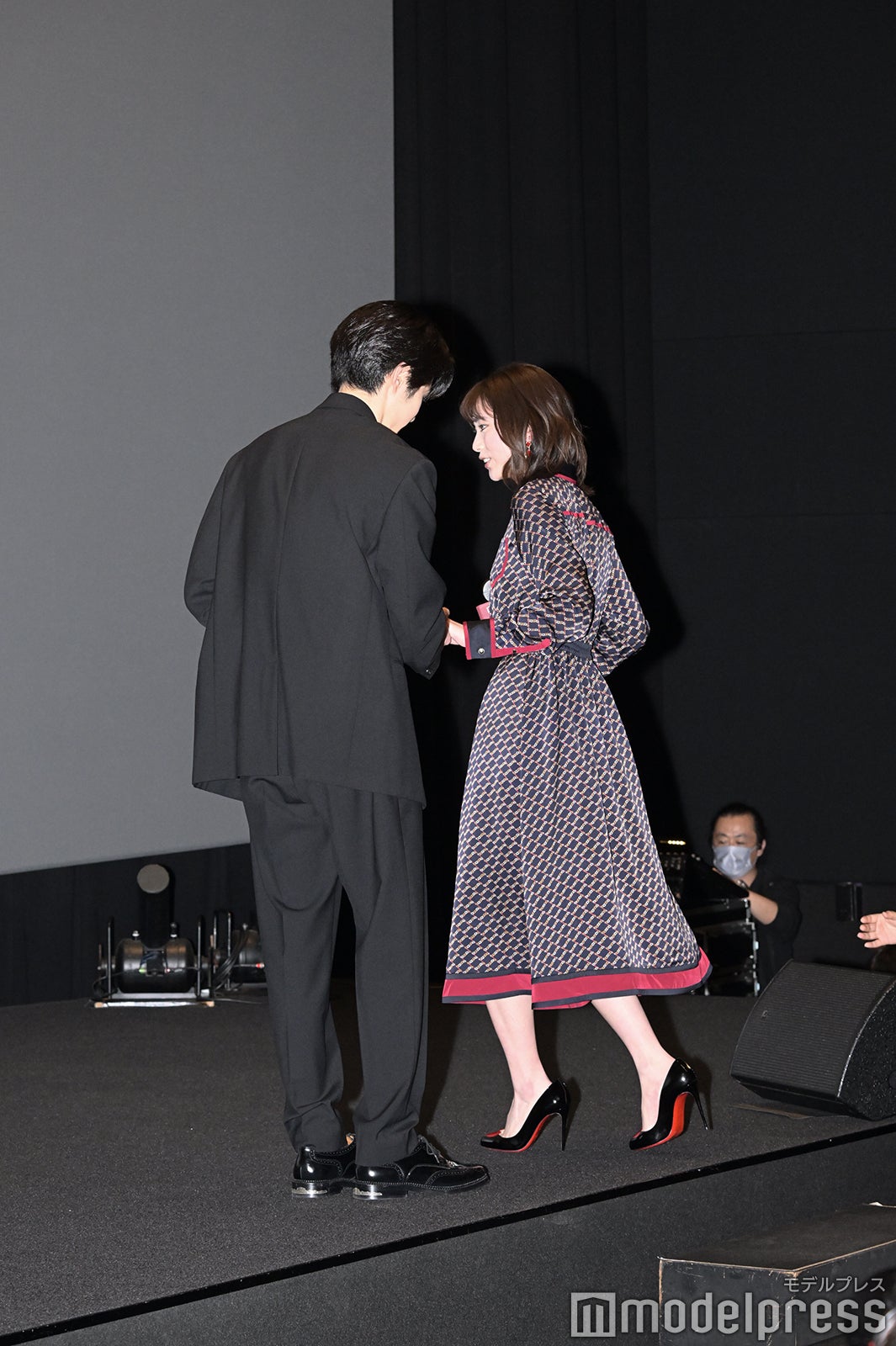 加藤菜津をエスコートする鈴鹿央士（C）モデルプレス