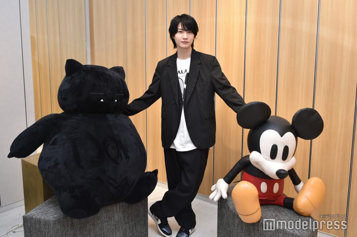 可愛いものたちに囲まれ生活を送る桜田通(C)モデルプレス