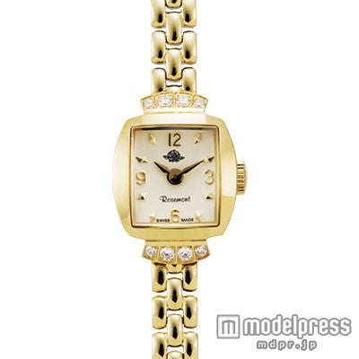 プチトノー型のフェイスとスリムでしなやかなメタルブレスレットで大人な印象