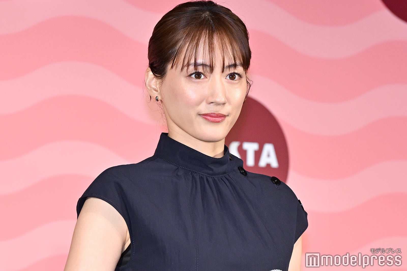 綾瀬はるか、ノースリーブドレスで素肌輝く 休日の過ごし方明かす