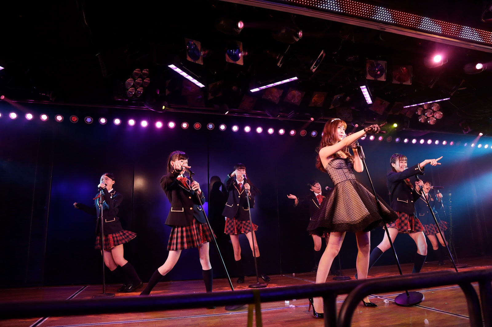 阿部マリアとAKB48台湾研究生（C）AKS