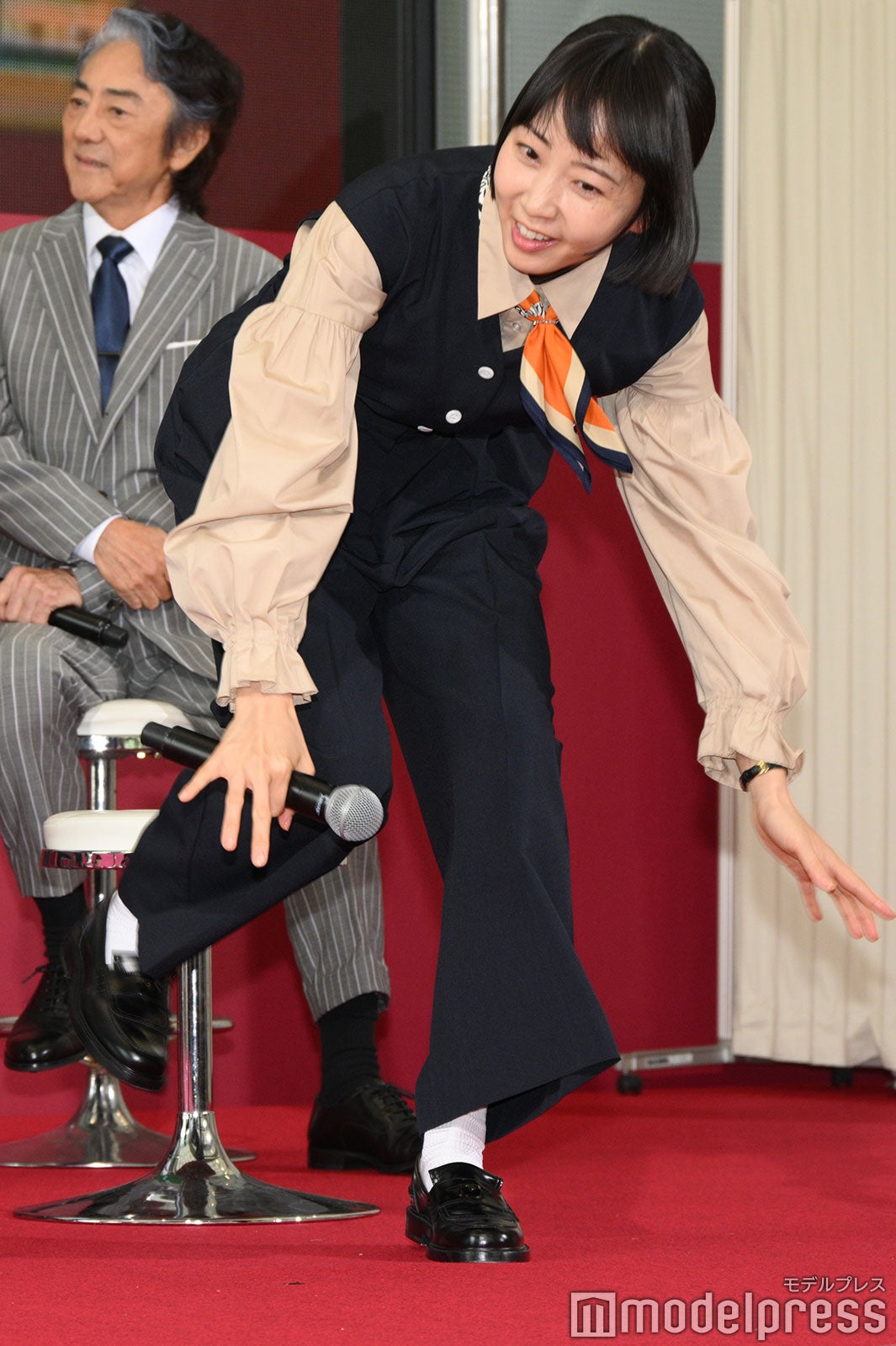 転んだ瞬間を再現する木南晴夏（C）モデルプレス