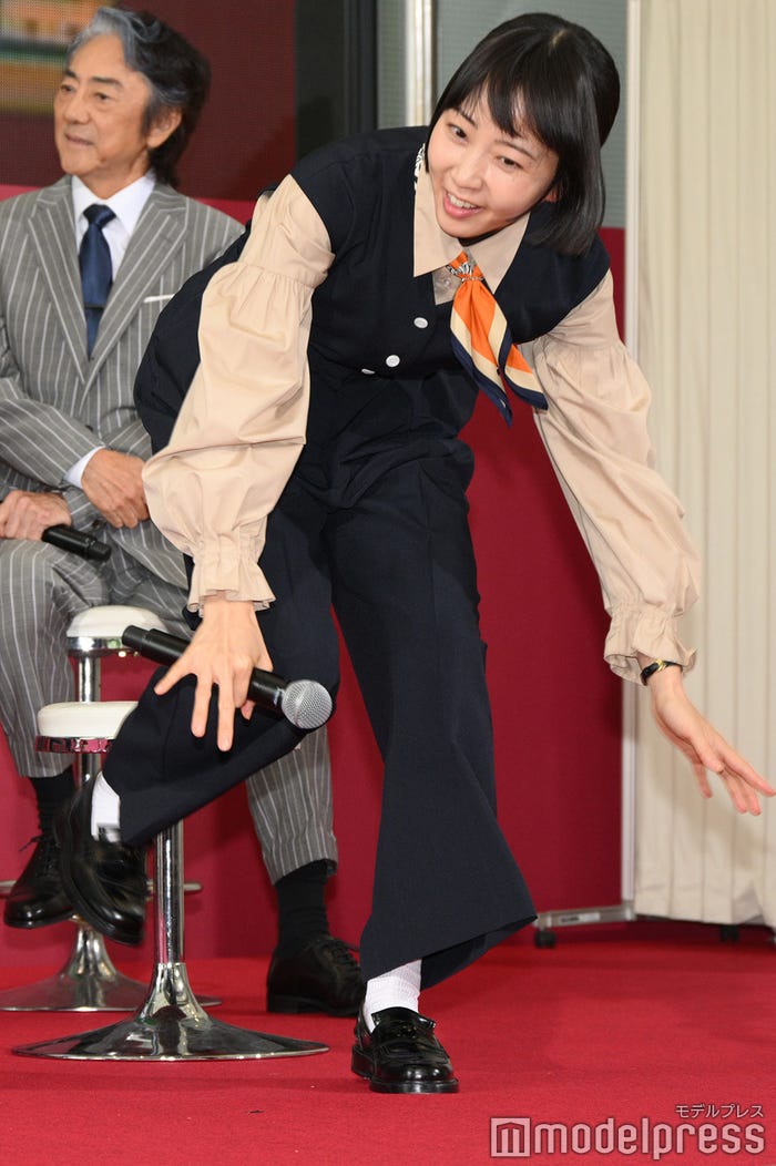 転んだ瞬間を再現する木南晴夏(C)モデルプレス