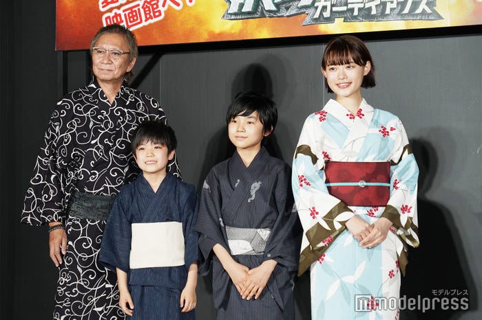 (左から)三池崇史監督、猪股怜生、寺田心、杉咲花(C)モデルプレス