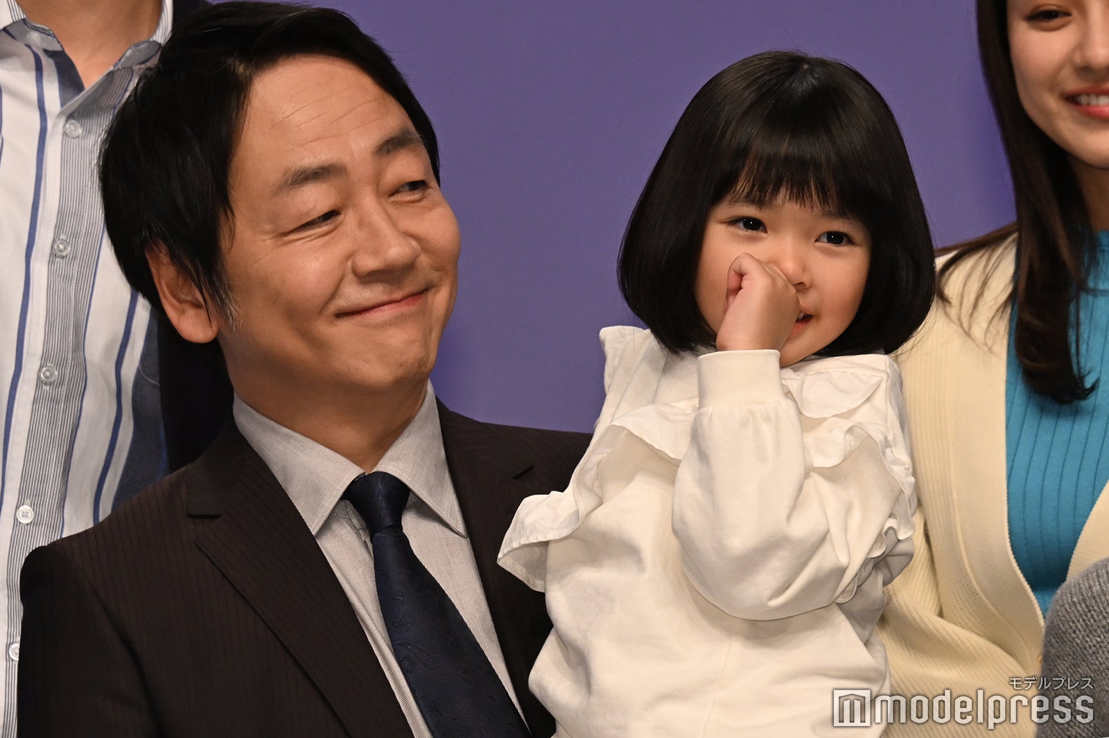 大森南朋、フォトセッション中に変顔をしてツッコまれた倉田瑛茉（C）モデルプレス