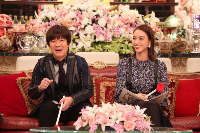 左から)内村光良、滝沢カレン(C)フジテレビ