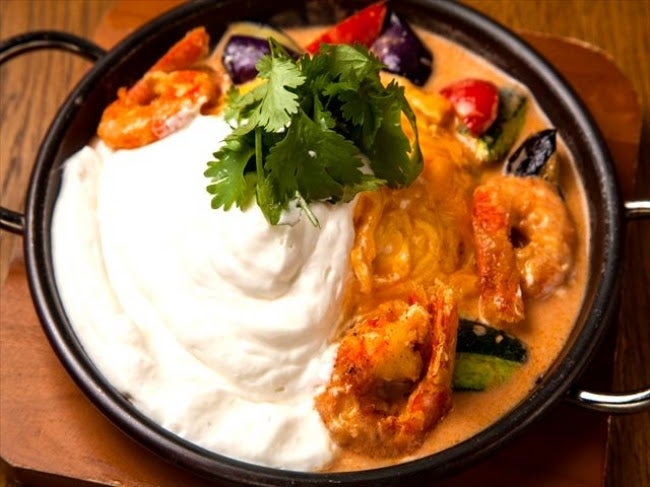 海老とパクチーのココナッツミルクオムライス～ライムエスプーマ仕立て～ 1,200円／画像提供：ダイヤモンドダイニング