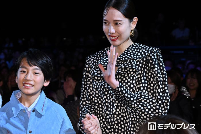 手を繋いで登壇した矢崎滉、戸田恵梨香(C)モデルプレス