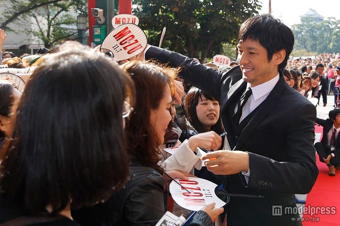 レッドカーペットでファンと熱心に交流(C)2015劇場版「MOZU」製作委員会 (C)逢坂剛/集英社