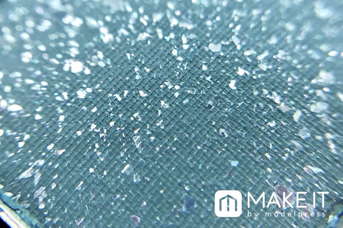 大粒のシルバーグリッターが特徴的 (C)メイクイット