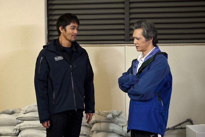 阿部寛、加藤雅也/「DCU」第6話より(C)TBS