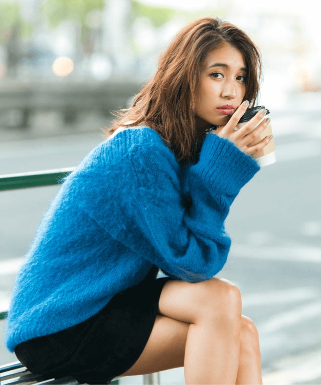 ニットトップス¥18,000、スエードスカート¥28,000/JILLSTUART(C)TOPLOG