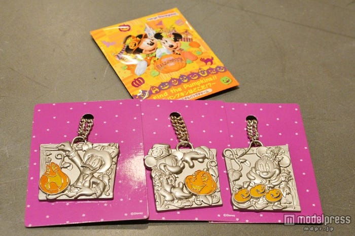 体験プログラム「Find the Pumpkins!~パンプキンはどこだ!?~」/バックチャームは3種類どれがもらえるか、お楽しみ