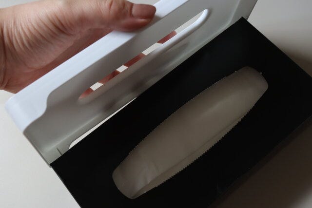 セリアの上に取り付けるだけティッシュbox
