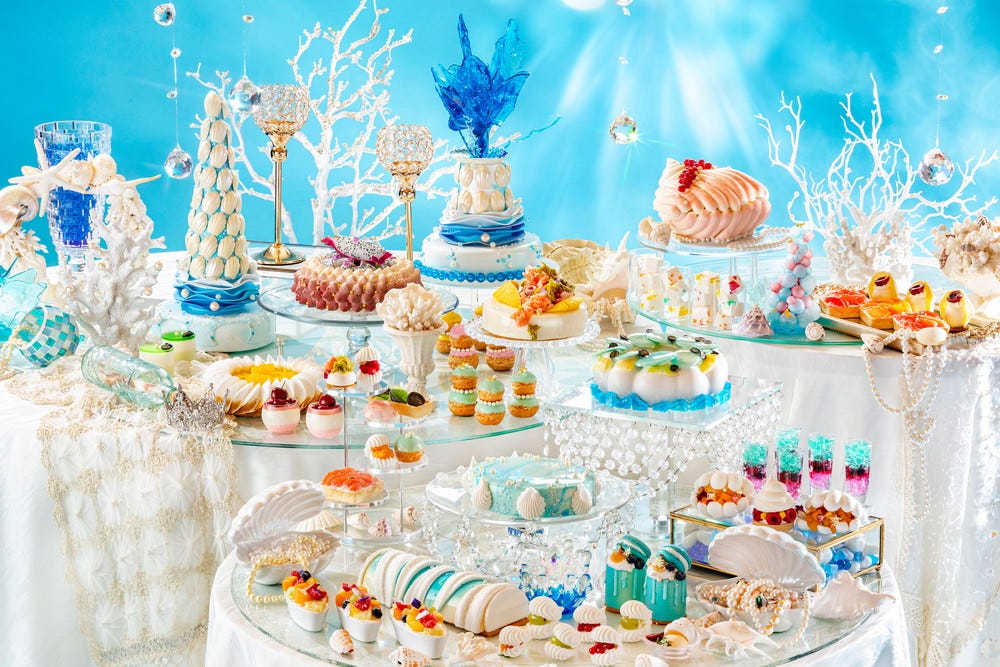 ヒルトン東京で“マーメイド”スイーツビュッフェ、貝殻ケーキや人魚の涙のシュー菓子など約30種