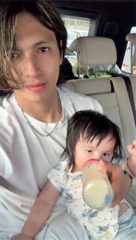 アレクサンダー、大阪へ弾丸ドライブ 次女・グーちゃんの‟ミルク休憩”ショット公開