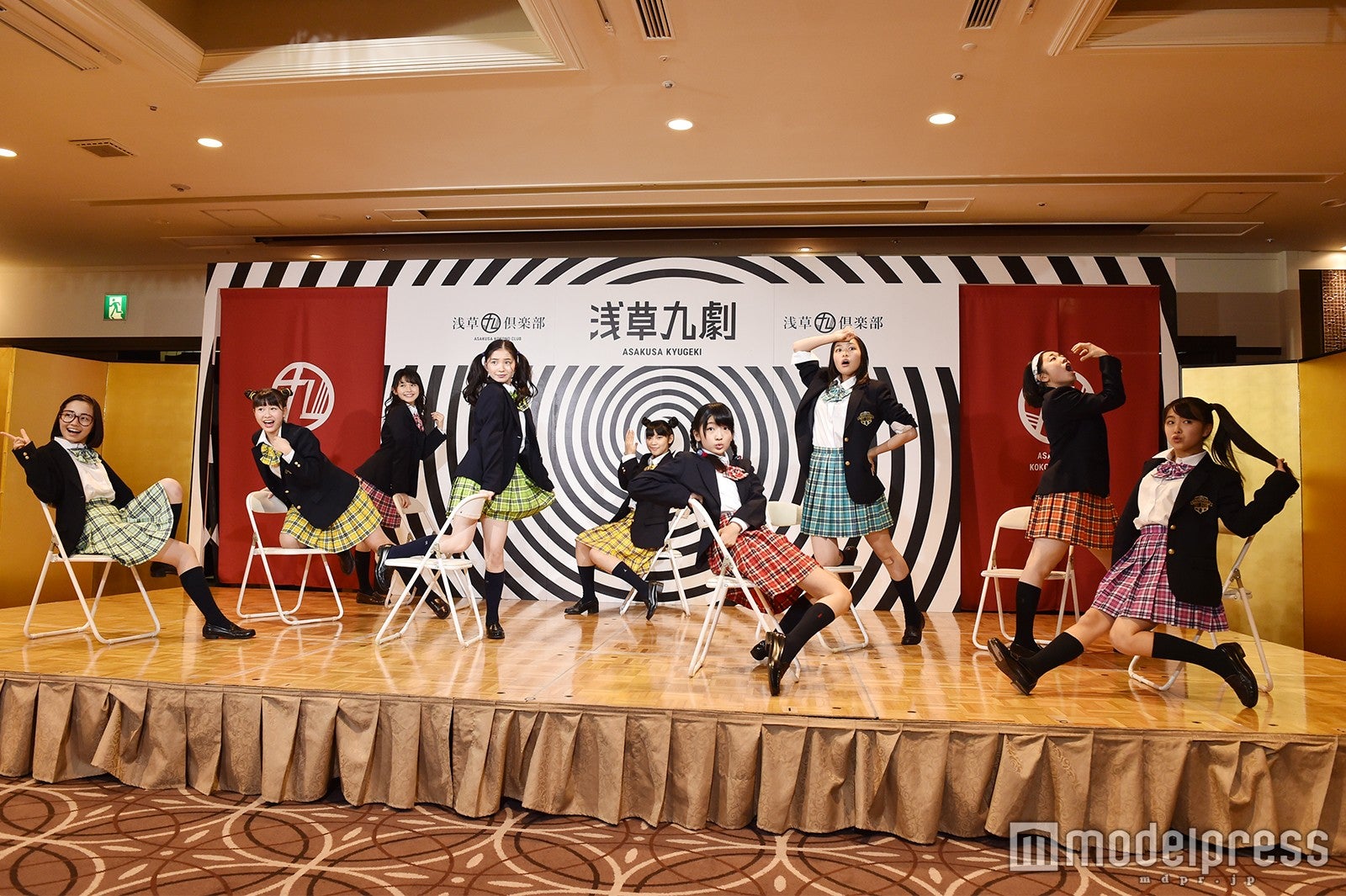 パフォーマンスを披露 （C）モデルプレス