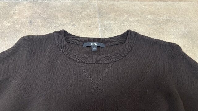 ユニクロスムースコットンクルーネックセーターの首元ステッチ