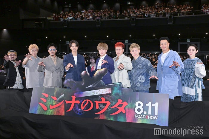 (左から)清水崇監督、小森隼、数原龍友、片寄涼太、劇中に登場するさな、白濱亜嵐、中務裕太、佐野玲於、関口メンディー、早見あかり(C)モデルプレス