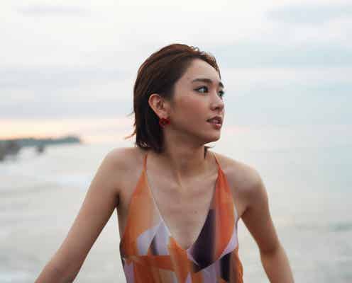 新垣結衣、胸元ざっくりワンピでオトナの魅力全開