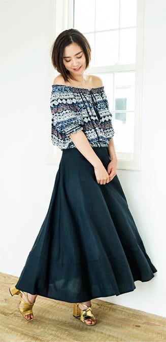 オフショルブラウス¥3900/Heather、ロングスカート¥6900/apart by lowrys(アダストリア)、サンダル¥8324/ZARA(ザラ・ジャパン)(C)TOPLOG