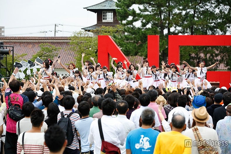 ライブパフォーマンスの様子（C）AKS