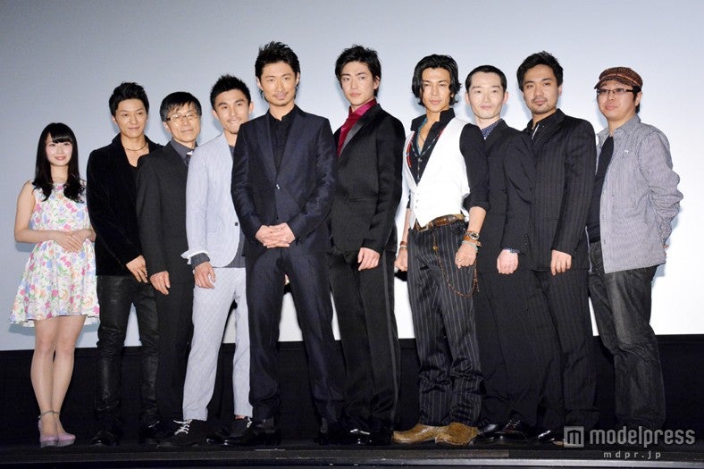 （左から）高柳明音、谷内伸也、平田満、中尾明慶、眞木大輔、大東駿介、武田真治、中村靖日、橋本一郎、中島良監督