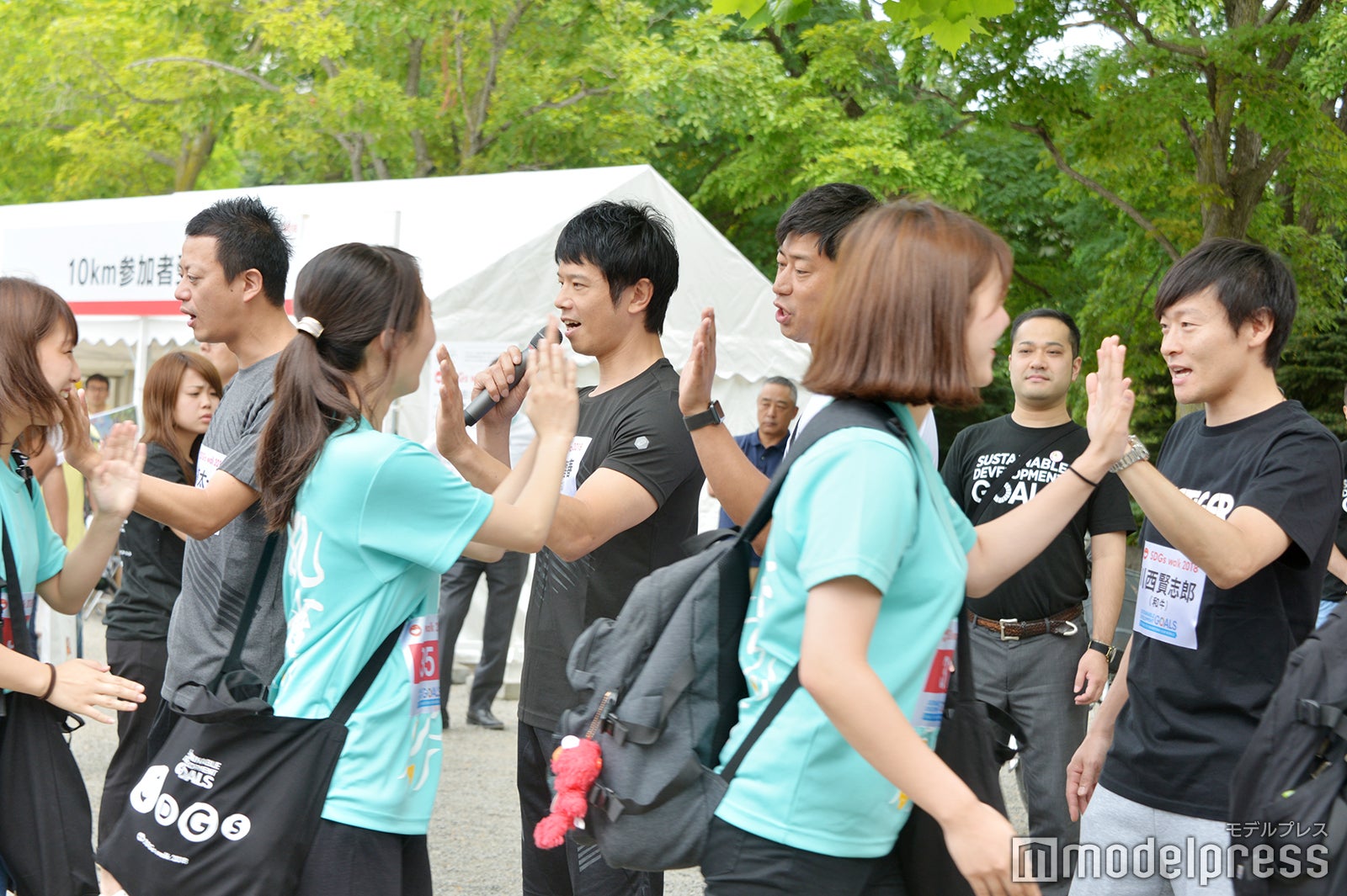 芸人とハイタッチしてからスタート（C）モデルプレス