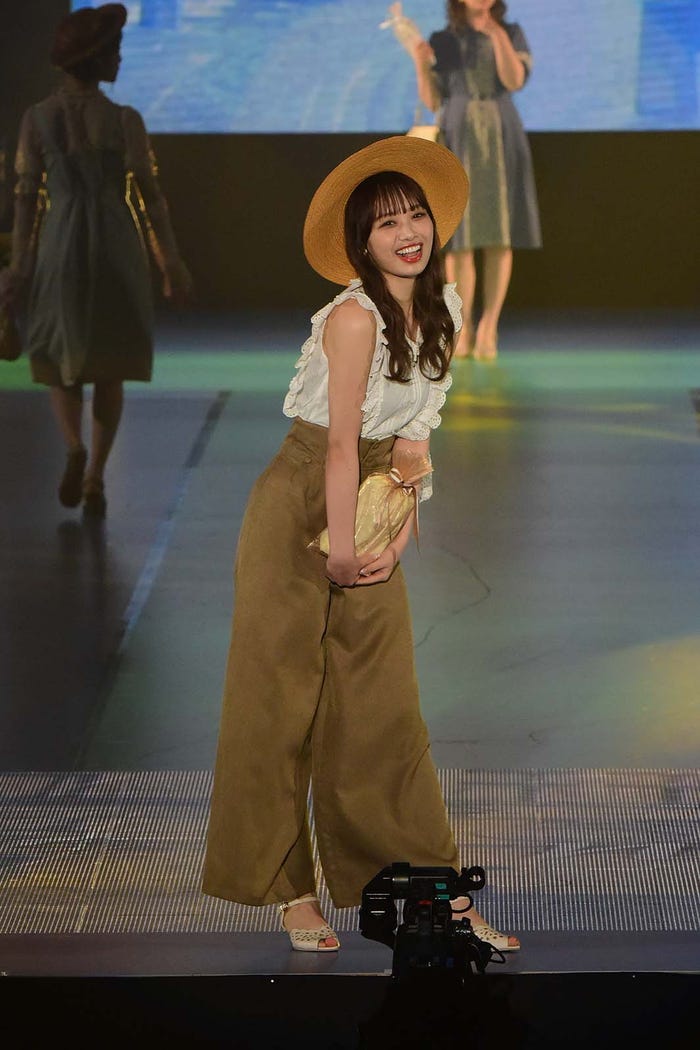 濱岸ひより(C)Rakuten GirlsAward 2023 SPRING/SUMMER