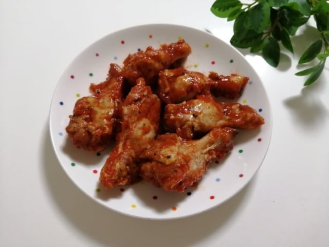 業務スーパーピリピリチキン皿に盛ったところ