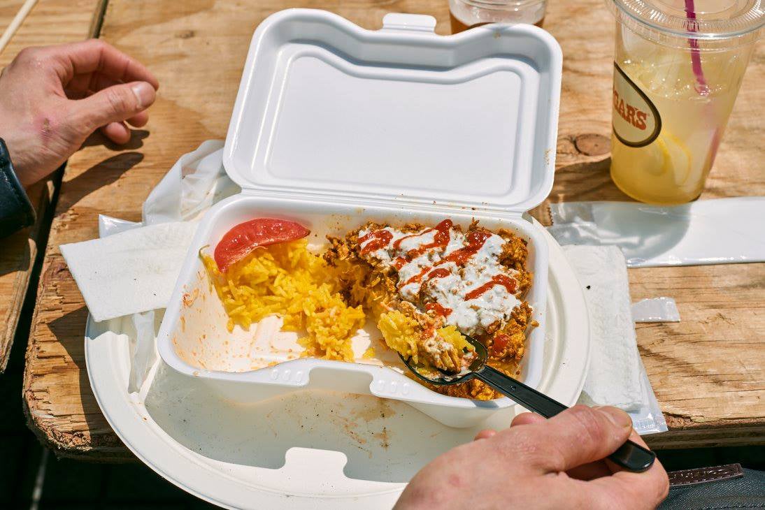 フードトラックの料理／画像提供：メディアサーフコミュニケーションズ