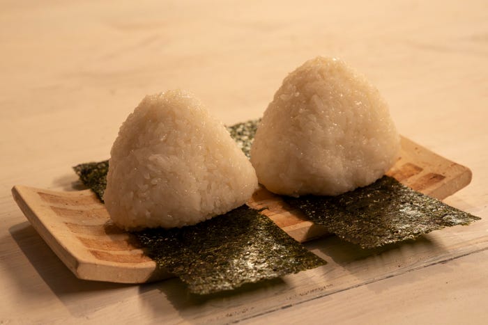 「ミッドナイト屋台~ラ・ボンノォ~」第3話に登場するおにぎり(C)東海テレビ