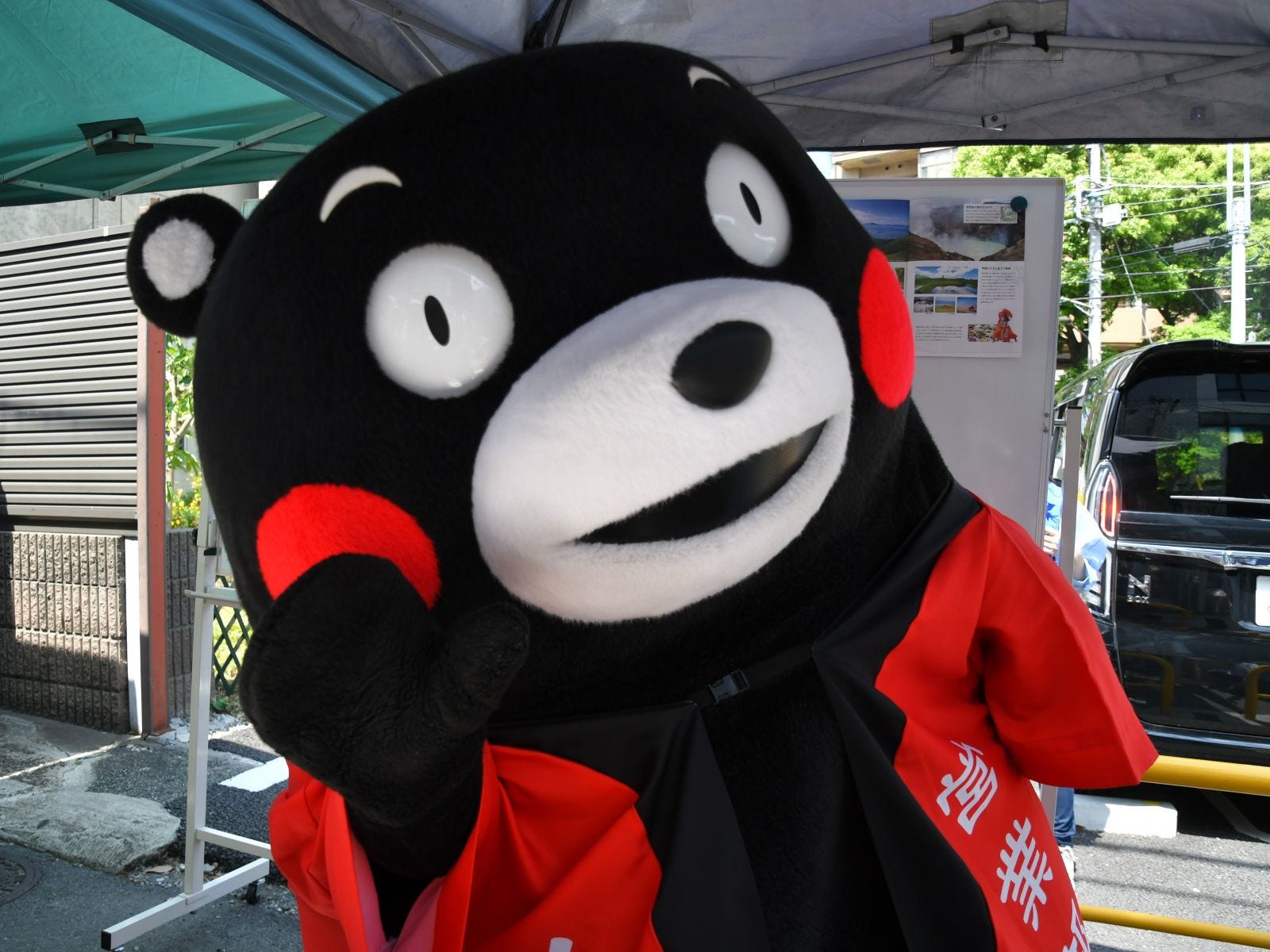 愛嬌をふりまくくまモン=5月4日、東京都港区