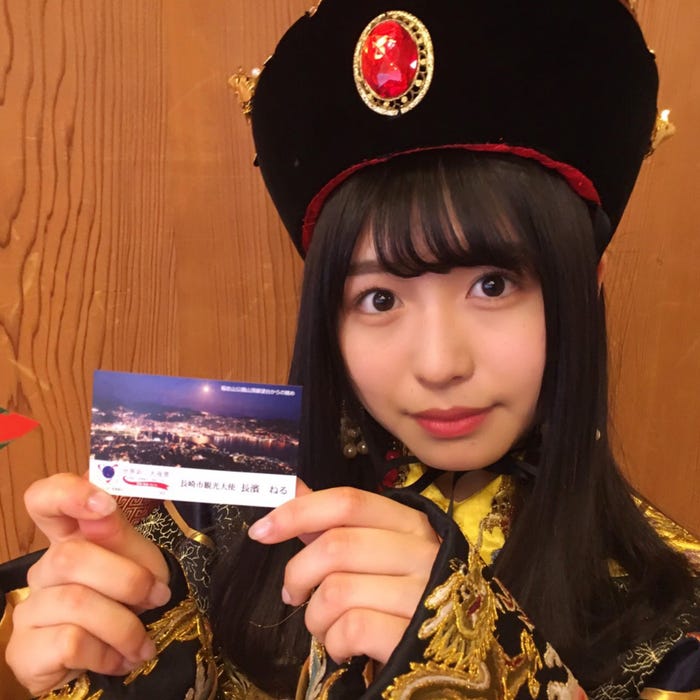 長崎市観光大使の名刺を手にする長濱ねる(提供写真)