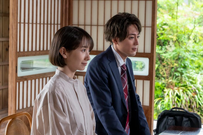 波瑠、間宮祥太朗/「魔法のリノベ」第1話より(C)カンテレ