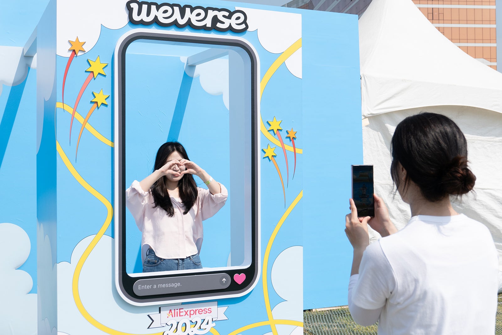 Weverse Lensを活用したARフォトウォール（C）2024 Weverse Con Festival