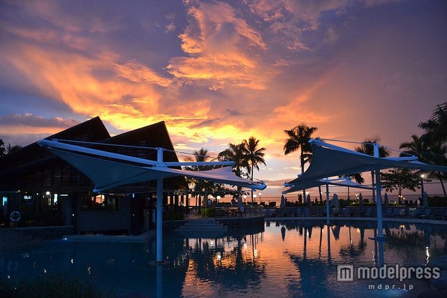 「ラディッソン・ブルーリゾート・フィジー・デナラウ・アイランド」からのサンセット／photo by Simon_sees