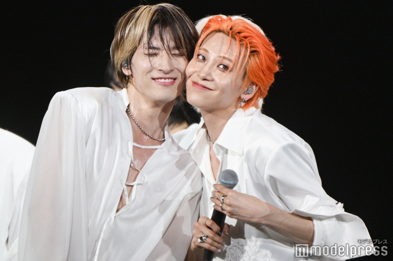 頬を寄せる金城碧海、川尻蓮／JO1（C）モデルプレス