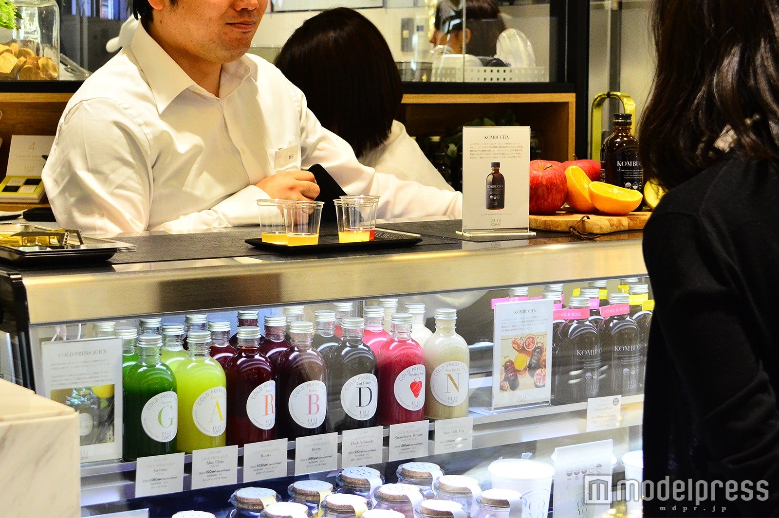 コールドプレスジュースは試飲も可能（C）モデルプレス