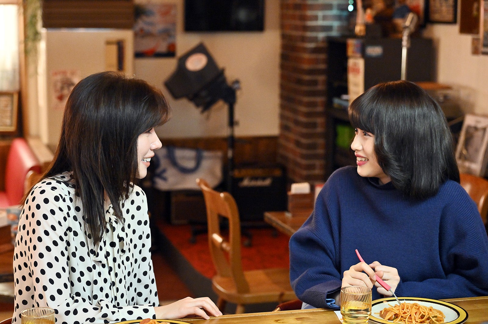 仲里依紗、河合優実「不適切にもほどがある！」第6話より（C）TBS