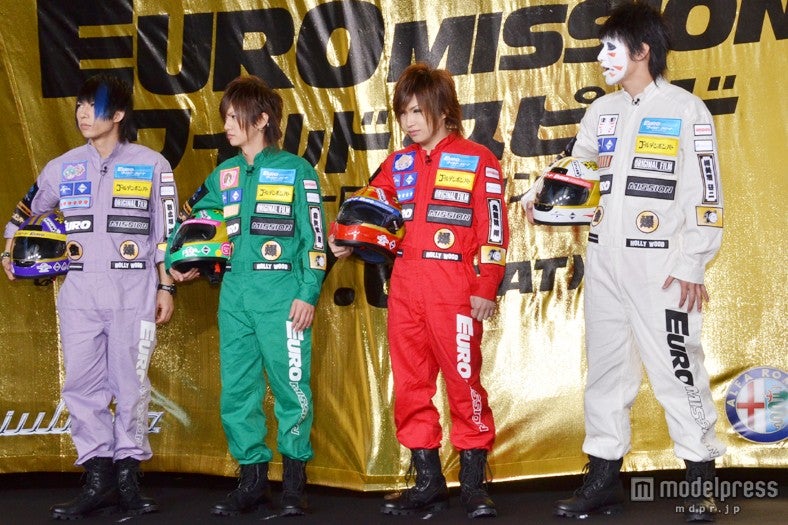 レーシングユニフォームを着て登場したゴールデンボンバー（左から歌広場淳、 喜矢武豊、鬼龍院翔、樽美酒研二）