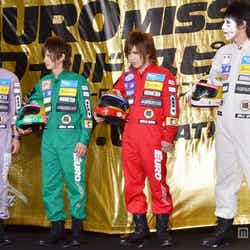レーシングユニフォームを着て登場したゴールデンボンバー(左から歌広場淳、 喜矢武豊、鬼龍院翔、樽美酒研二)