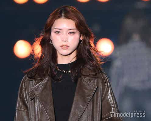 井手上漠、美脚のぞくスリットスカートでクールな魅力放つ【関コレ2025A/W】