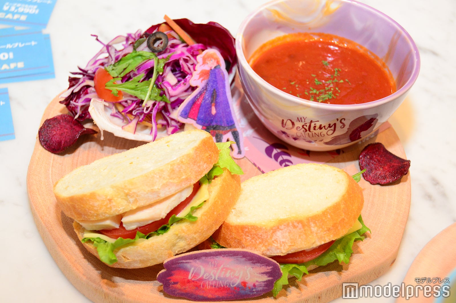 ＜アナ＞欲張りサンドウィッチ＆トマトスーププレート　2,390円／スープボウル 付　3,990円（C）Disney（C）モデルプレス