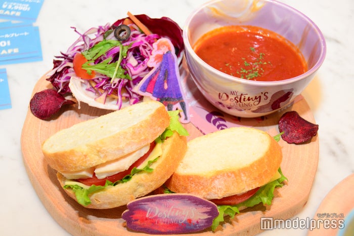 ＜アナ＞欲張りサンドウィッチ＆トマトスーププレート　2,390円／スープボウル 付　3,990円（C）Disney（C）ビューティーガール