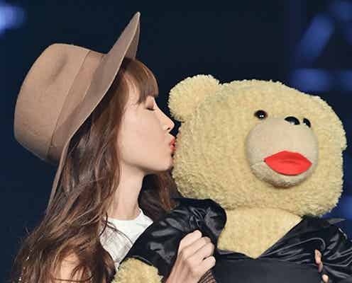小嶋陽菜、キュートな“キス”を披露 シークレット登場で沸かせる<神コレ2015A/W>