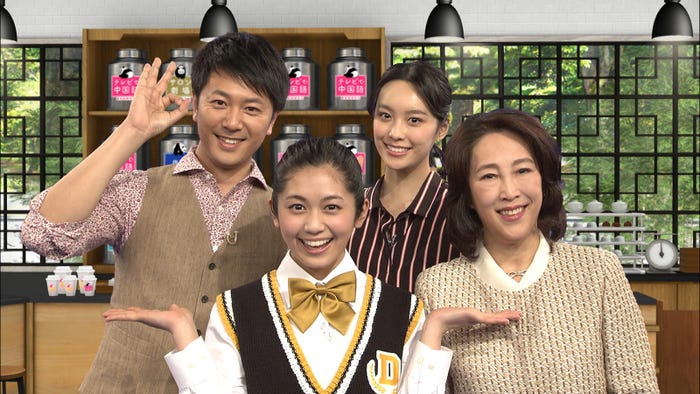 NHK Eテレ「テレビで中国語」より(前列左から)浅野杏奈、陳淑梅(後列左から)王陽、イーラン(C)NHK