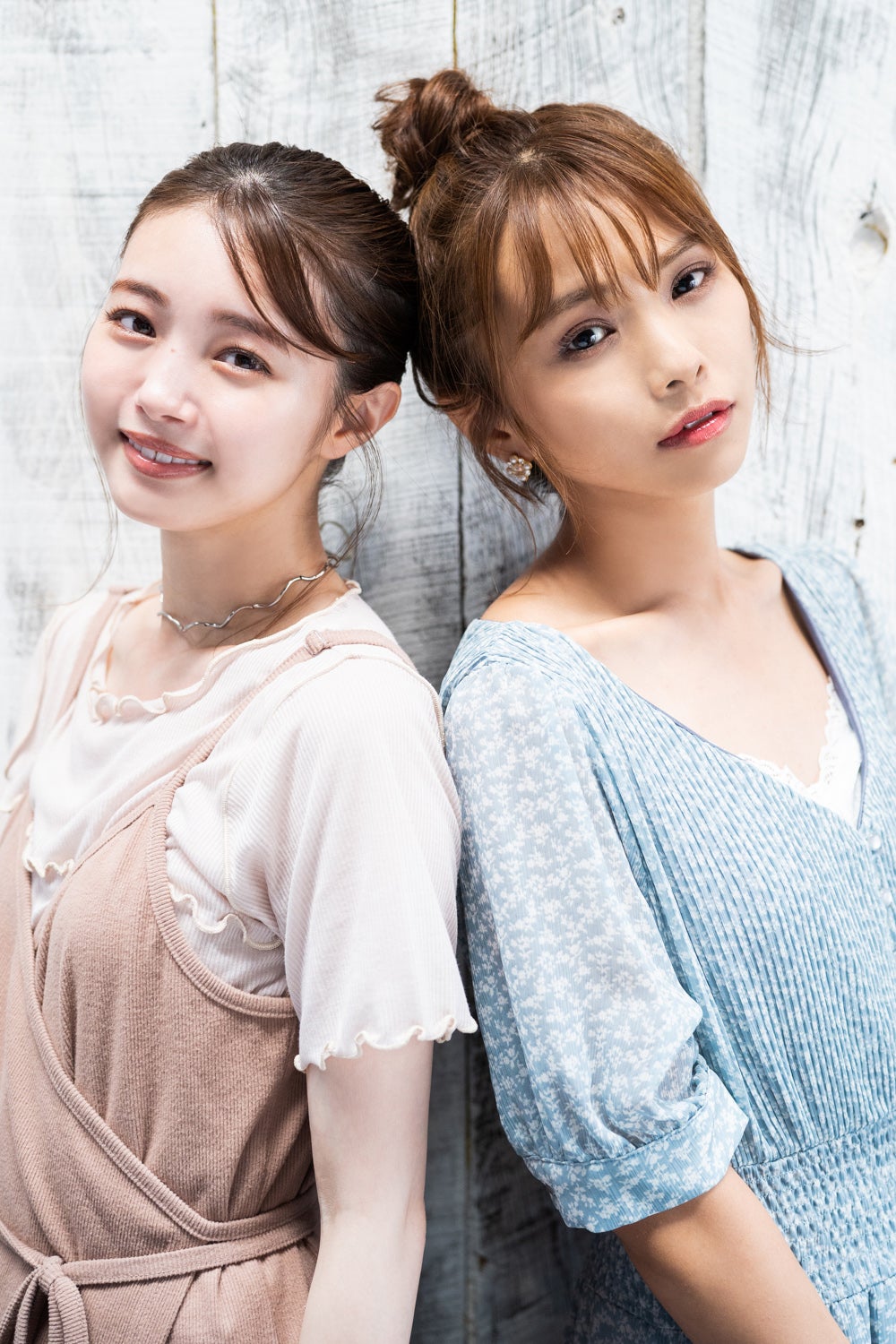 市川美織、磯佳奈江「磯佳奈江1st写真集 いそちゃん」（C）KADOKAWA  PHOTO／MAKINO SHOTA