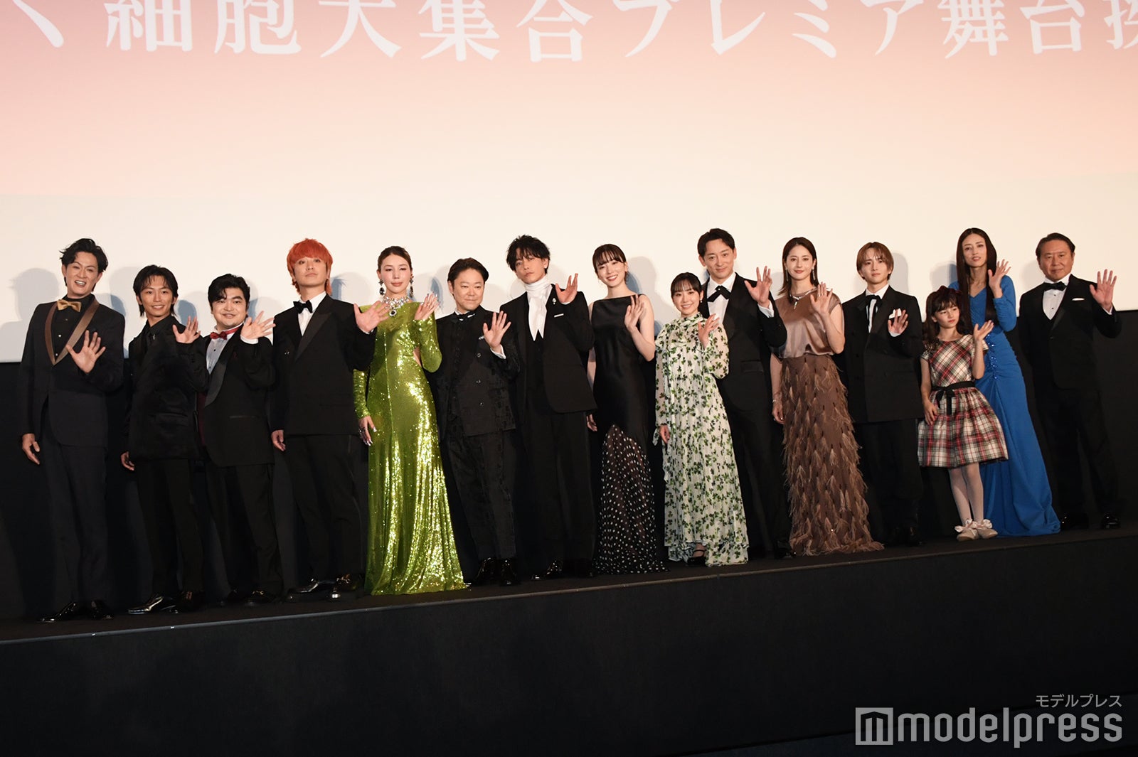 （左から）新納慎也、加藤清史郎、加藤諒、Fukase、仲里依紗、阿部サダヲ、佐藤健、永野芽郁、芦田愛菜、山本耕史、松本若菜、板垣李光人、マイカ・ピュ、小沢真珠、武内英樹監督（C）モデルプレス
