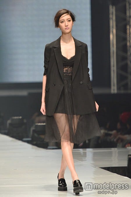 「東京ランウェイ 2015 S/S」に登場した菜々緒